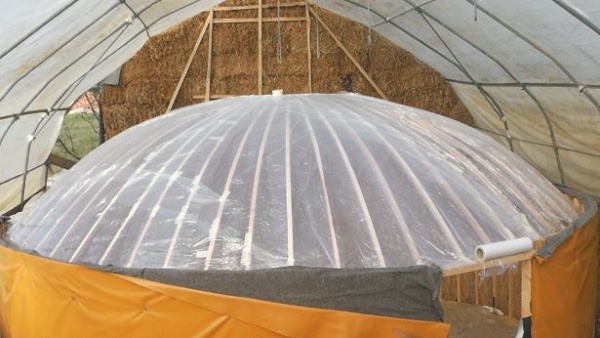 erdyurt in the greenhouse before covering with straw