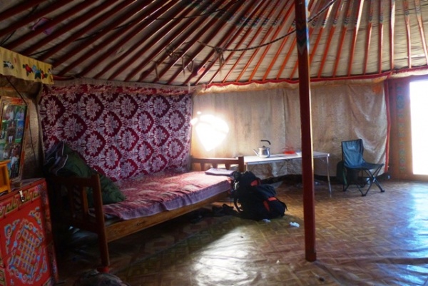 Spacious feeling, but it is soon cluttered with the making of the next meal. Y1