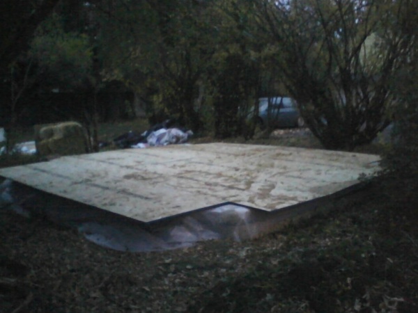 Sqaure platform: bales, plastic, OSB
