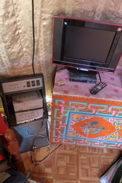 The battery, solar charge controller, satellite box and monitor, where they offer to share Chinese soap operas with us. ;-)  Y1