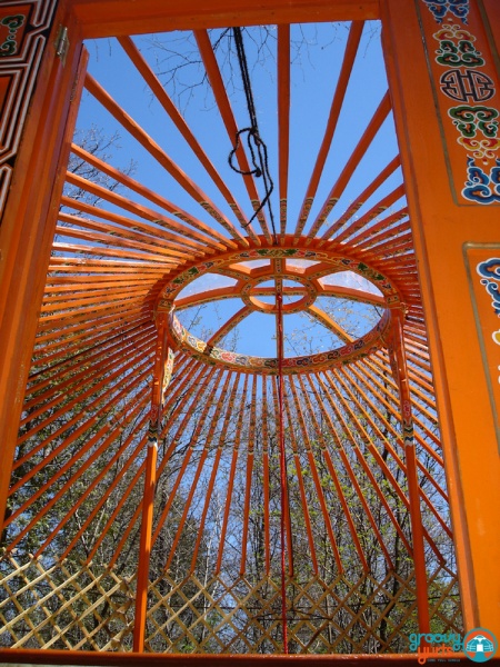 toono (dome), huns (roof rafters) and bagaanas (central posts) on a 5-walls ger